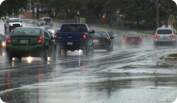 DecaroMotors - Conducción en lluvia (Blog)